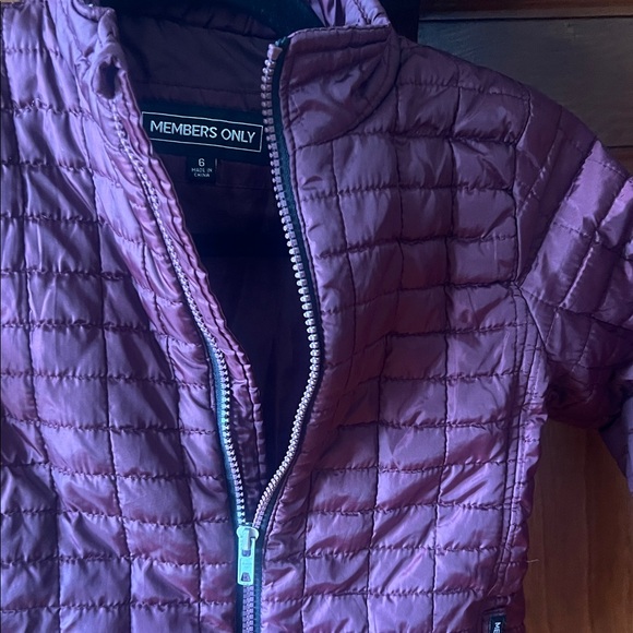 💕Members Only Kids Puffer Jacket in Deep Burgundy - Picture 3 of 4